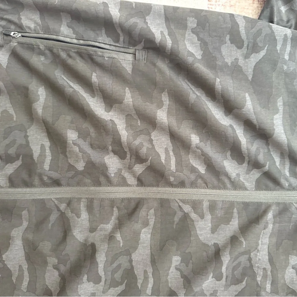 Vuori Men's Dark Camouflage Performance Jacket - Picture 3 of 3